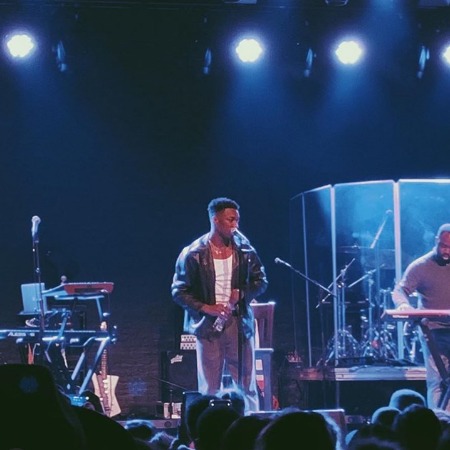 The picture of Giveon during one of his music concerts.